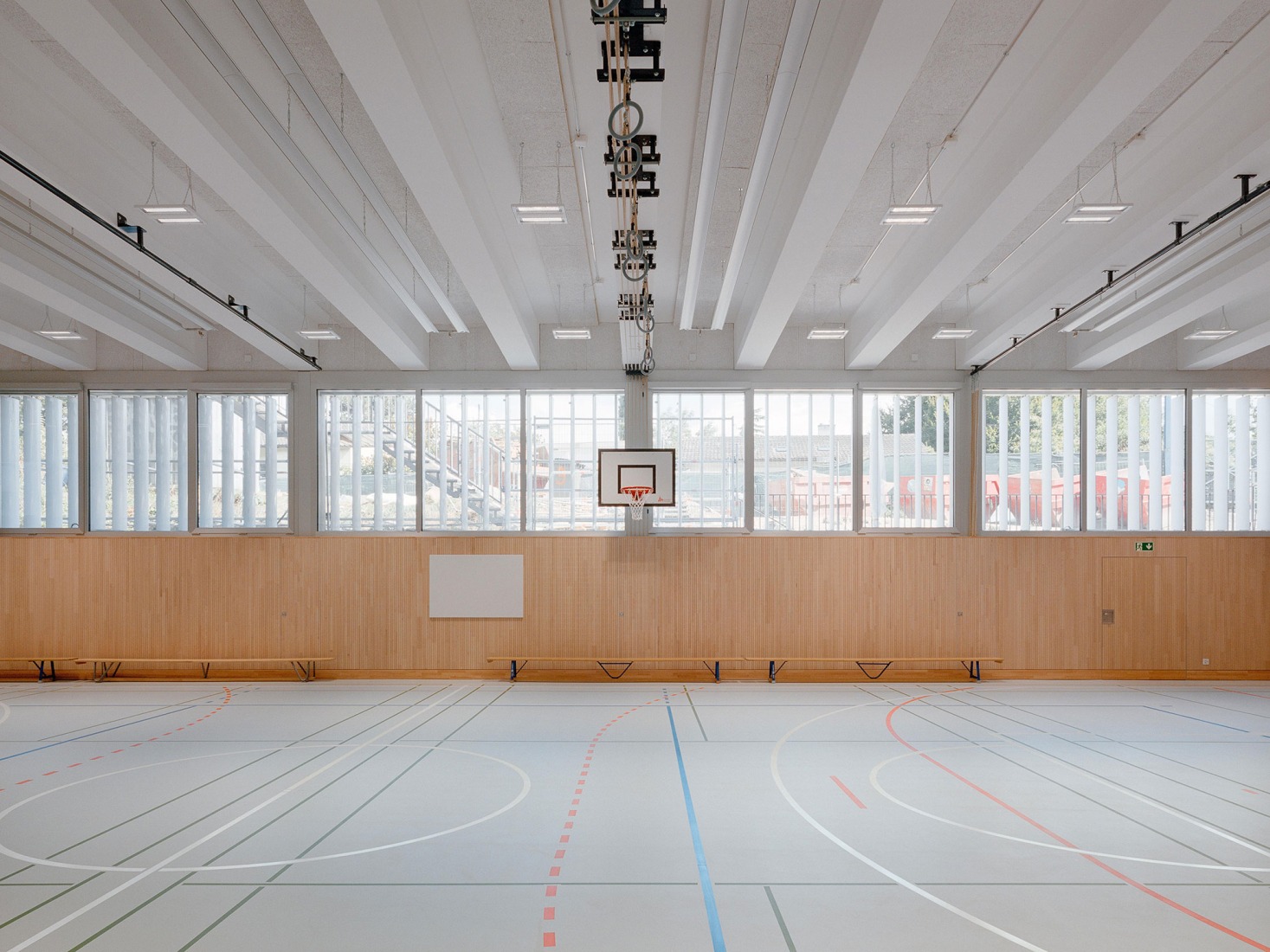 Vertical extension and renovation of Collège Rousseau by Burckhardt Architecture. Photography by Olivier Di Giambattista. 