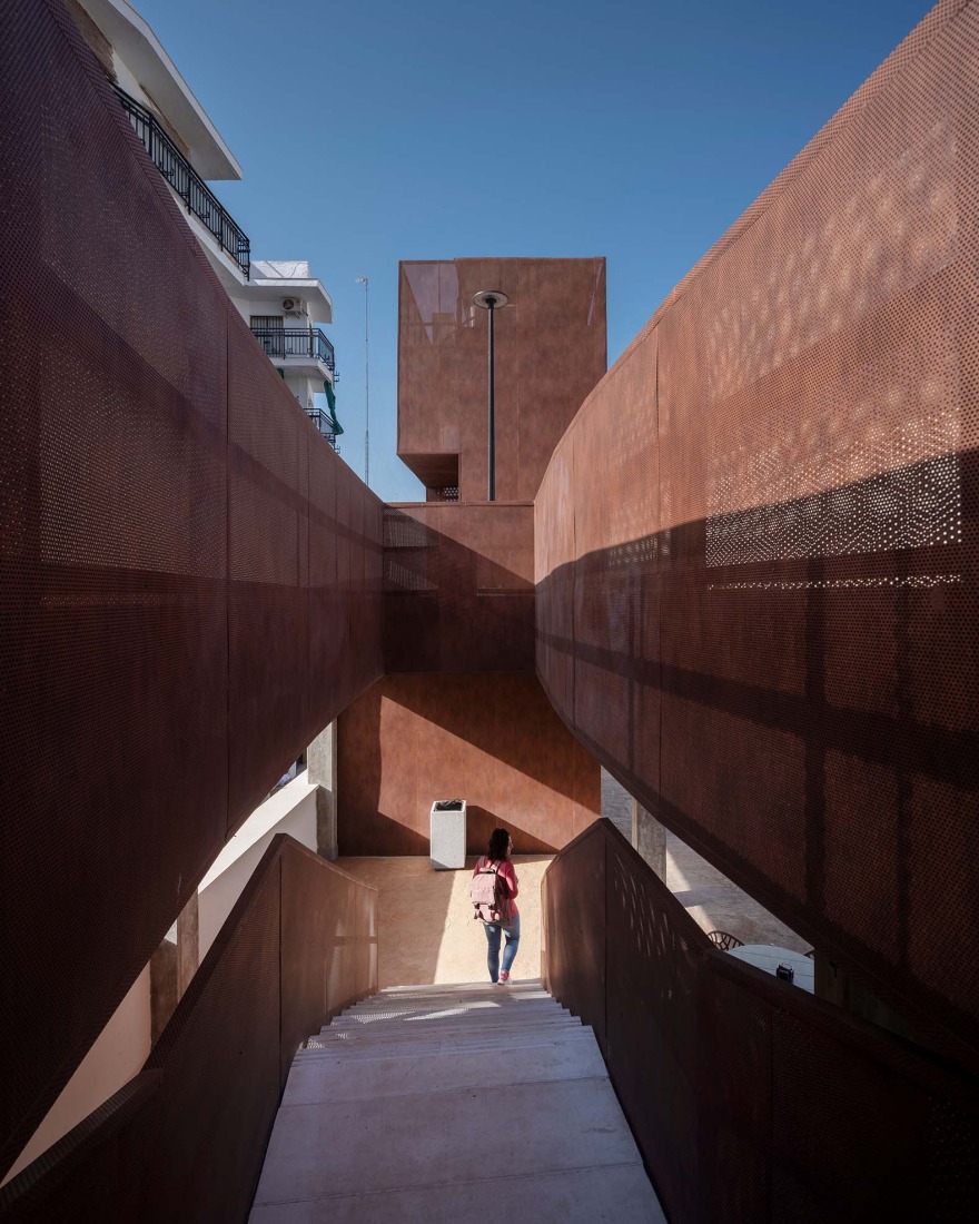 Casa de la juventud por DUNAR arquitectos + Felipe Retuerto. Fotografía por RN Fotógrafos.