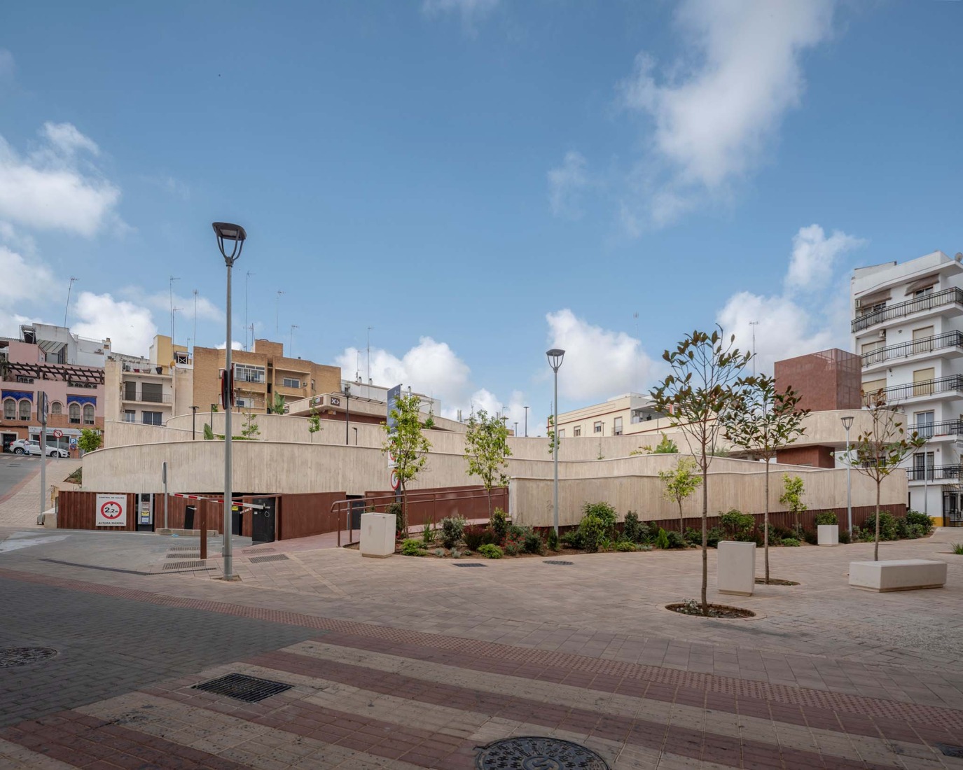 Casa de la juventud por DUNAR arquitectos + Felipe Retuerto. Fotografía por RN Fotógrafos.