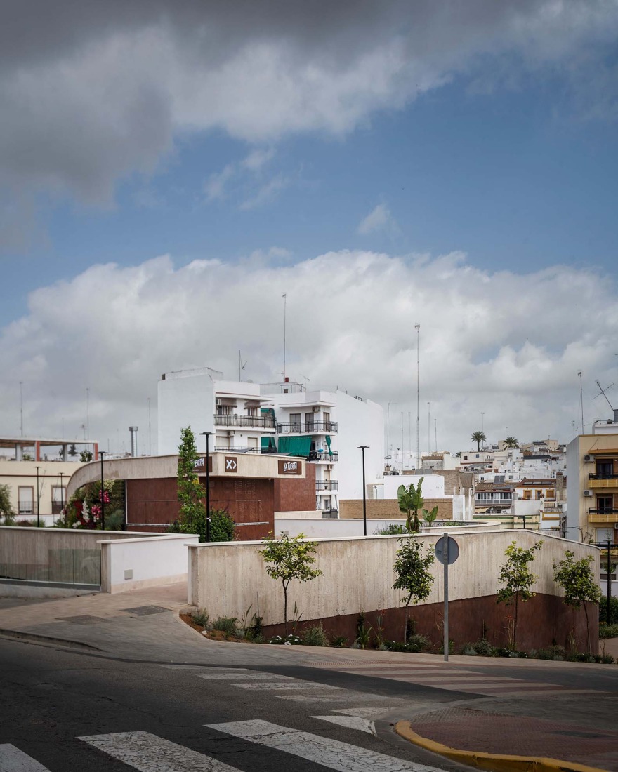 Casa de la juventud por DUNAR arquitectos + Felipe Retuerto. Fotografía por RN Fotógrafos.