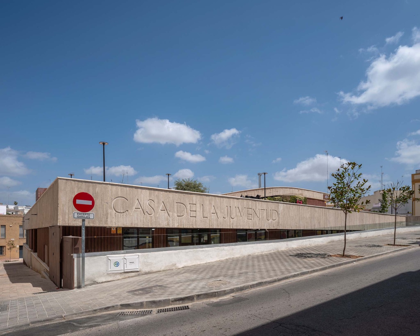 Casa de la juventud por DUNAR arquitectos + Felipe Retuerto. Fotografía por RN Fotógrafos.