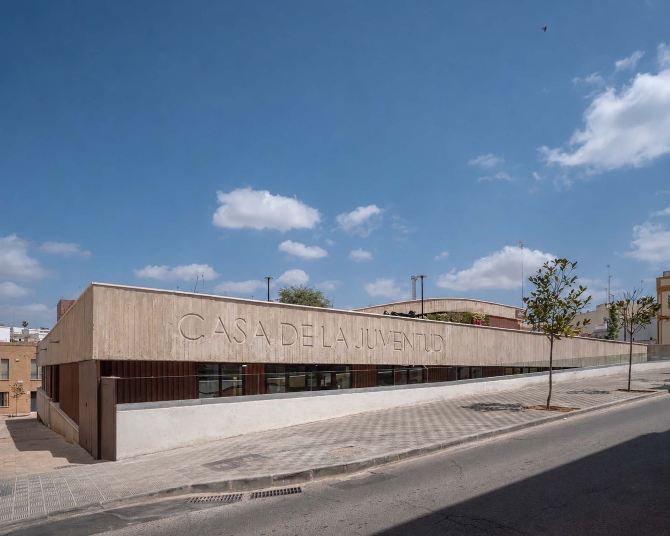 Casa de la juventud por DUNAR arquitectos + Felipe Retuerto. Fotografía por RN Fotógrafos.