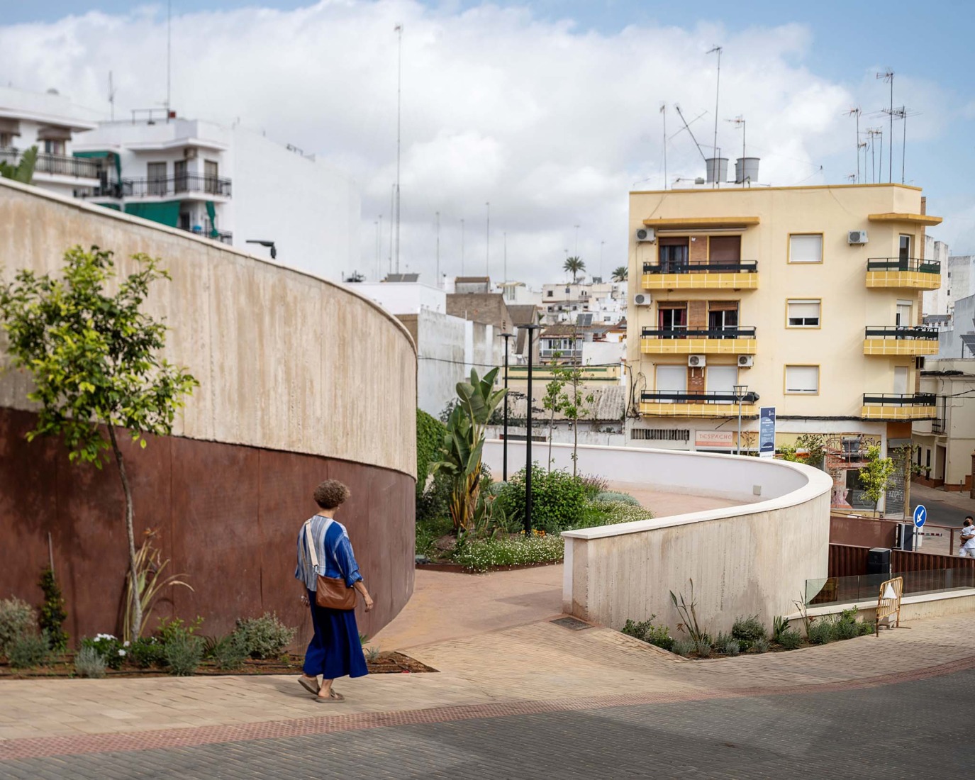 Casa de la juventud por DUNAR arquitectos + Felipe Retuerto. Fotografía por RN Fotógrafos.