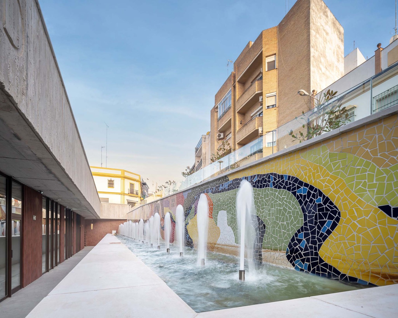 Casa de la juventud por DUNAR arquitectos + Felipe Retuerto. Fotografía por RN Fotógrafos.