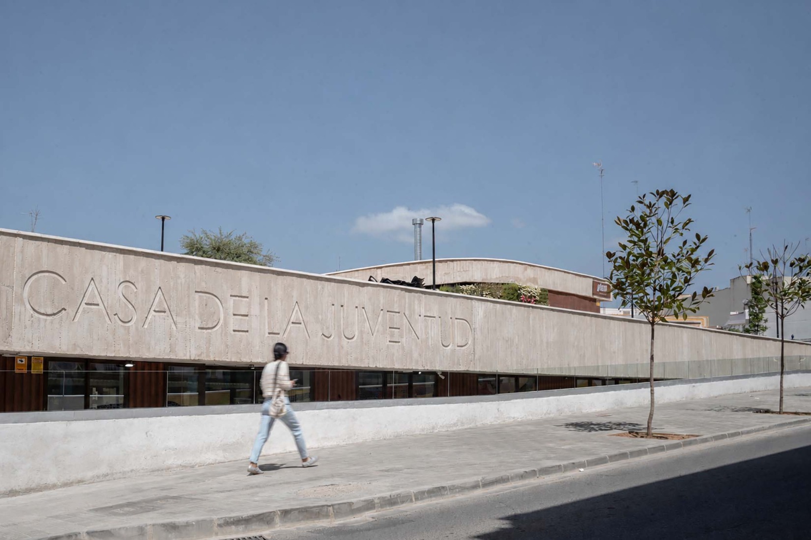 Casa de la juventud por DUNAR arquitectos + Felipe Retuerto. Fotografía por RN Fotógrafos.