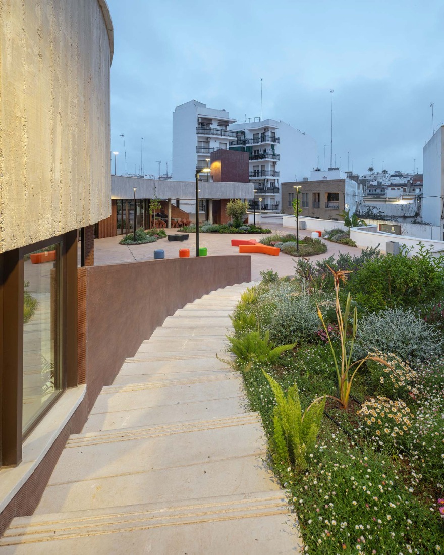 Casa de la juventud por DUNAR arquitectos + Felipe Retuerto. Fotografía por RN Fotógrafos.