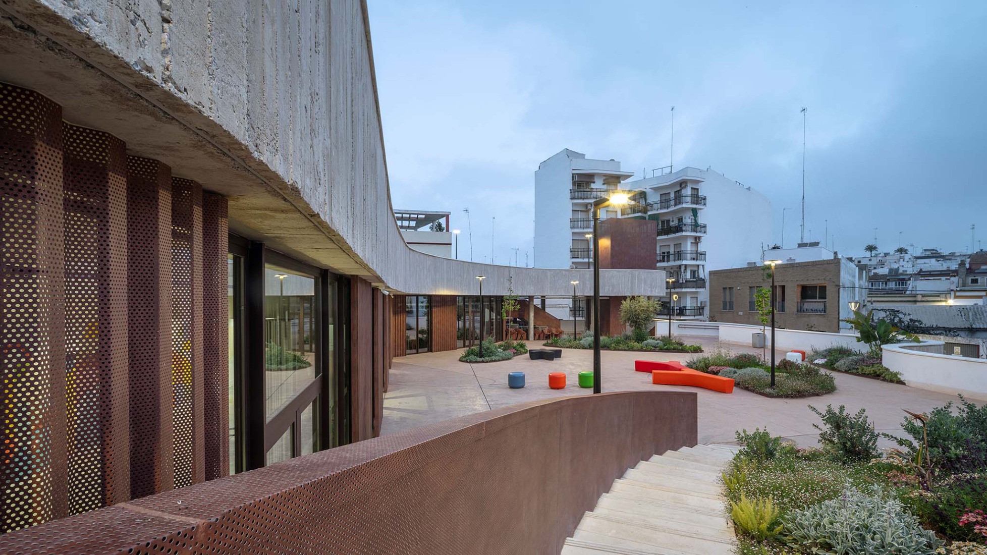 Casa de la juventud por DUNAR arquitectos + Felipe Retuerto. Fotografía por RN Fotógrafos.