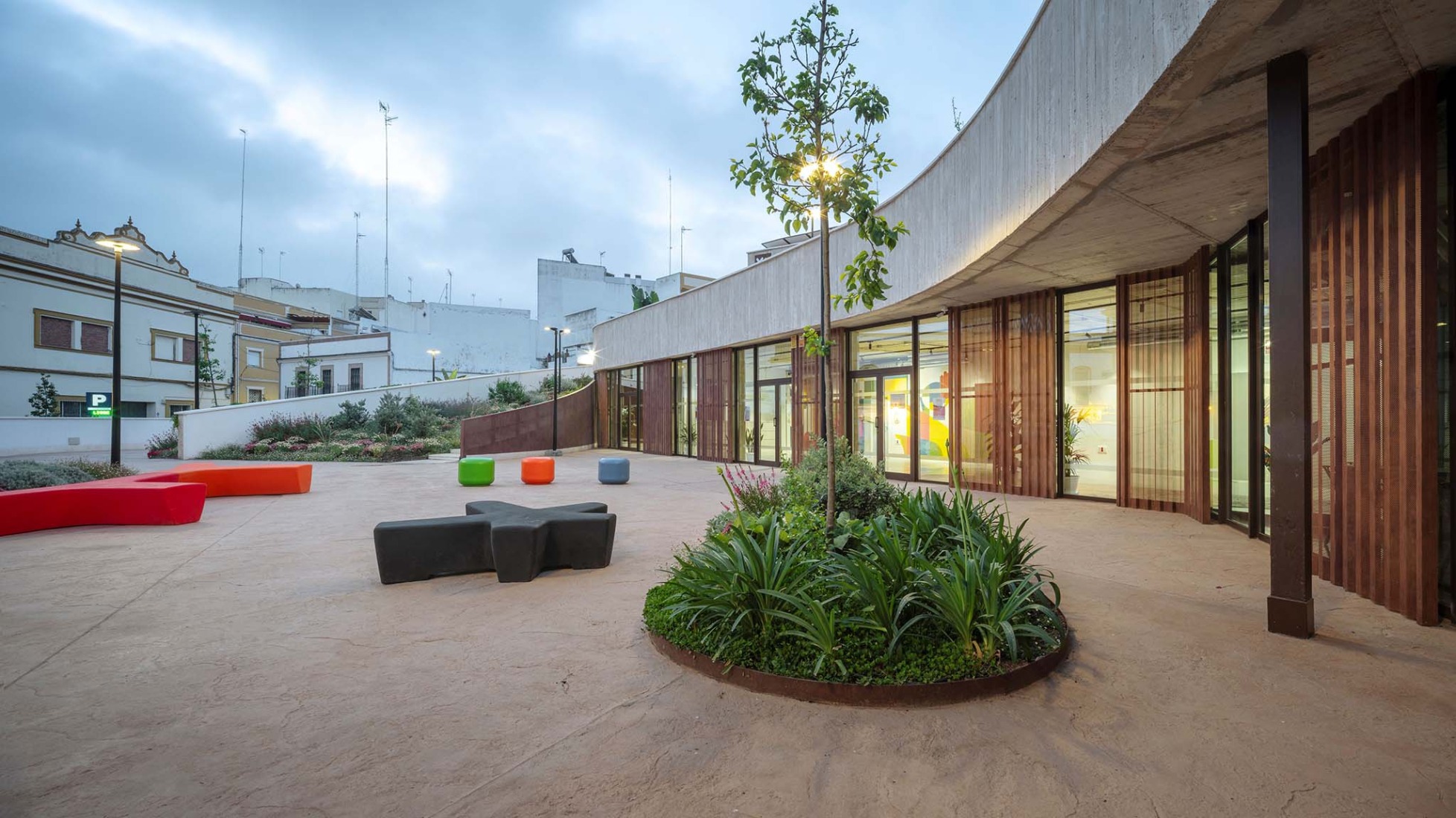 Casa de la juventud por DUNAR arquitectos + Felipe Retuerto. Fotografía por RN Fotógrafos.