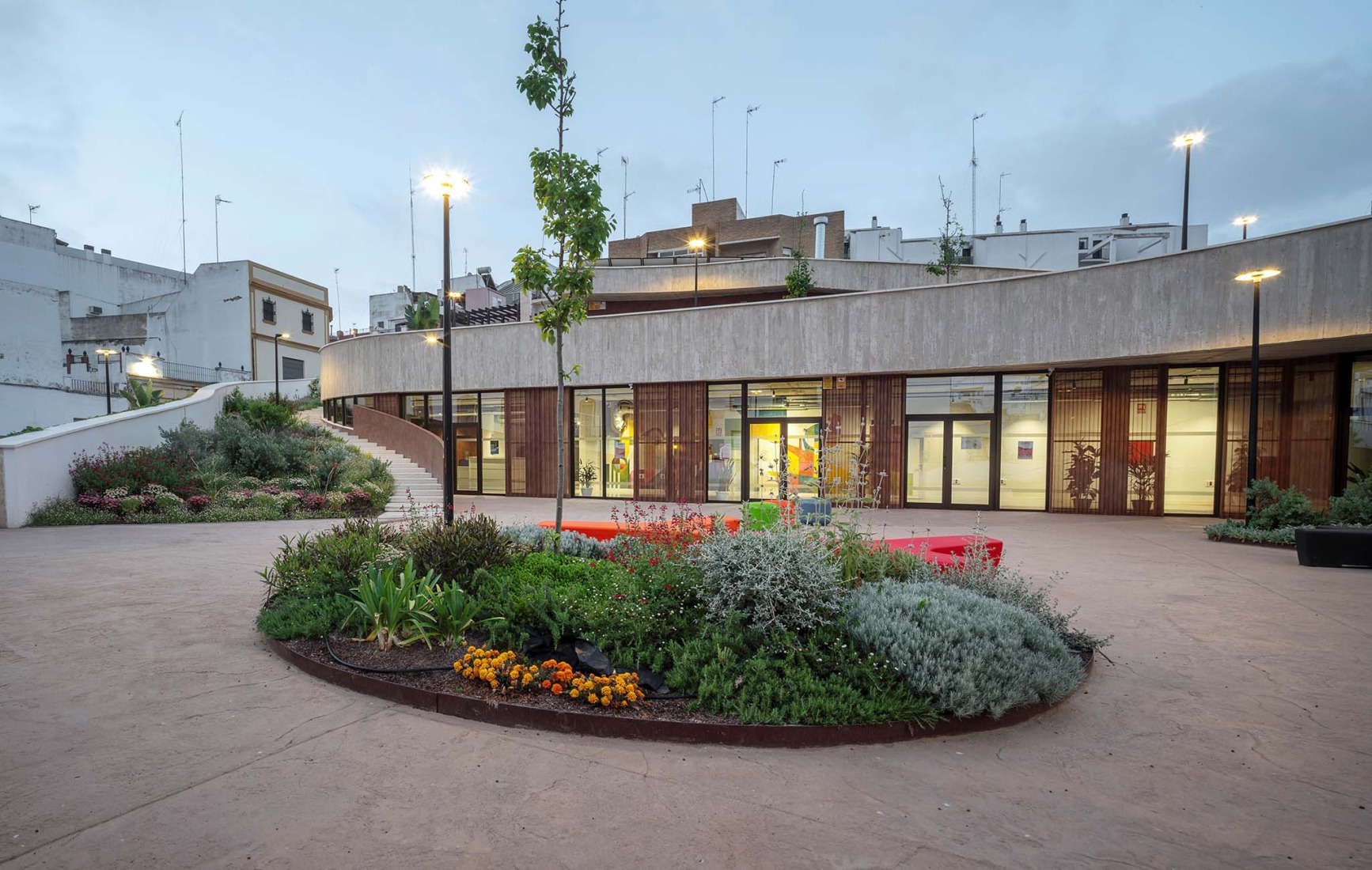 Casa de la juventud por DUNAR arquitectos + Felipe Retuerto. Fotografía por RN Fotógrafos.