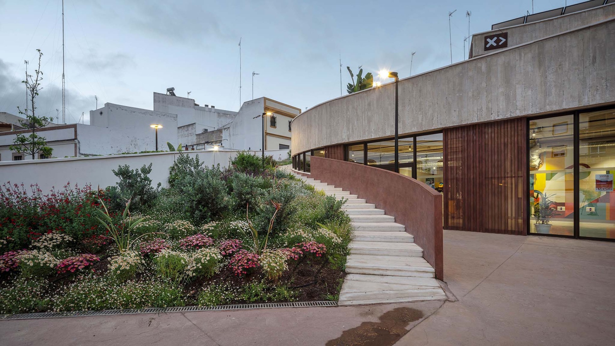 Casa de la juventud por DUNAR arquitectos + Felipe Retuerto. Fotografía por RN Fotógrafos.