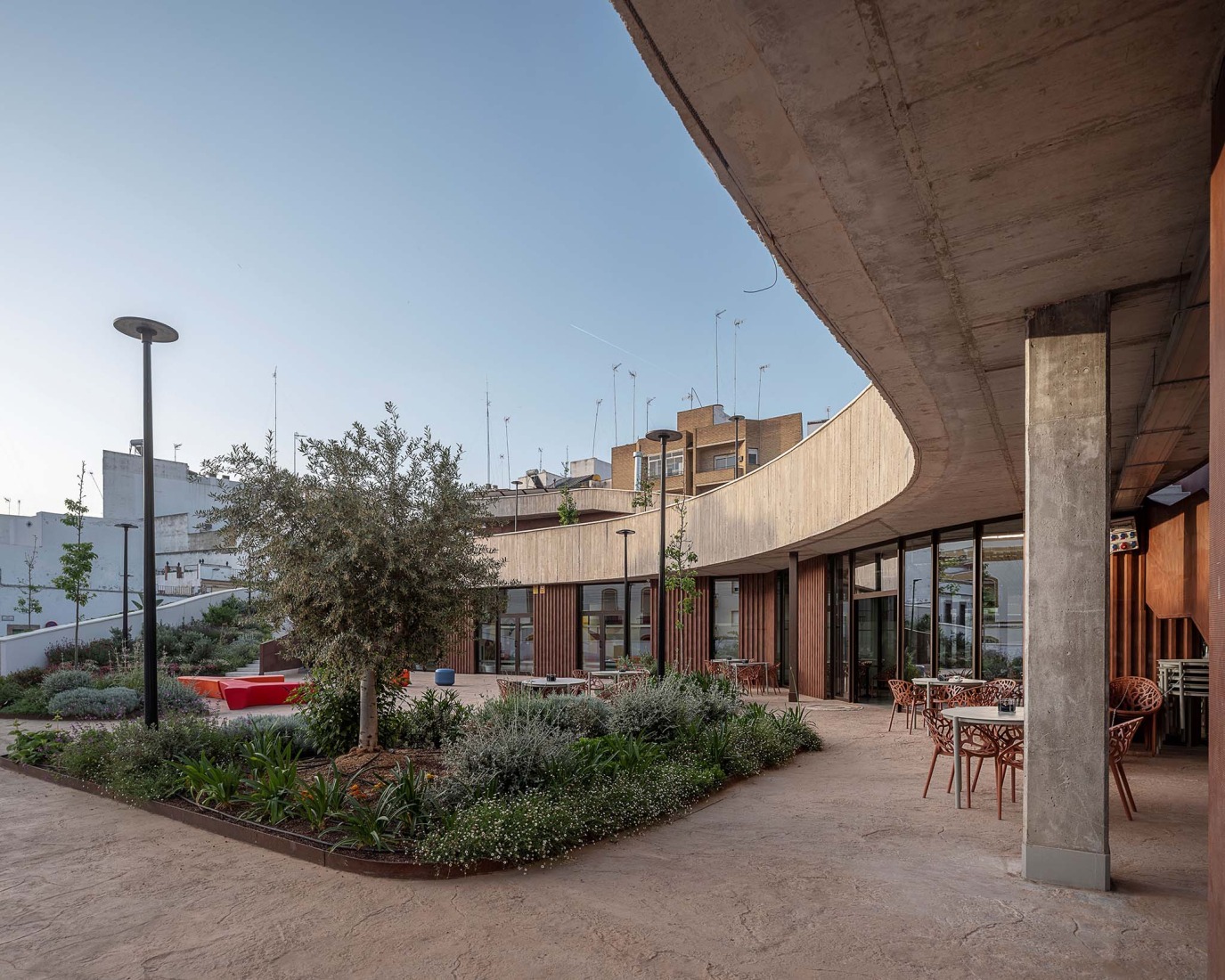 Casa de la juventud por DUNAR arquitectos + Felipe Retuerto. Fotografía por RN Fotógrafos.