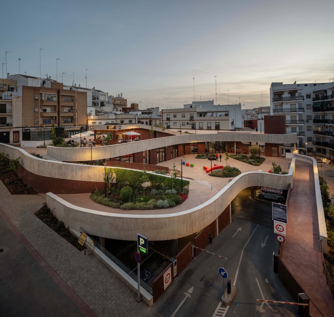 Casa de la juventud por DUNAR arquitectos + Felipe Retuerto. Fotografía por RN Fotógrafos.