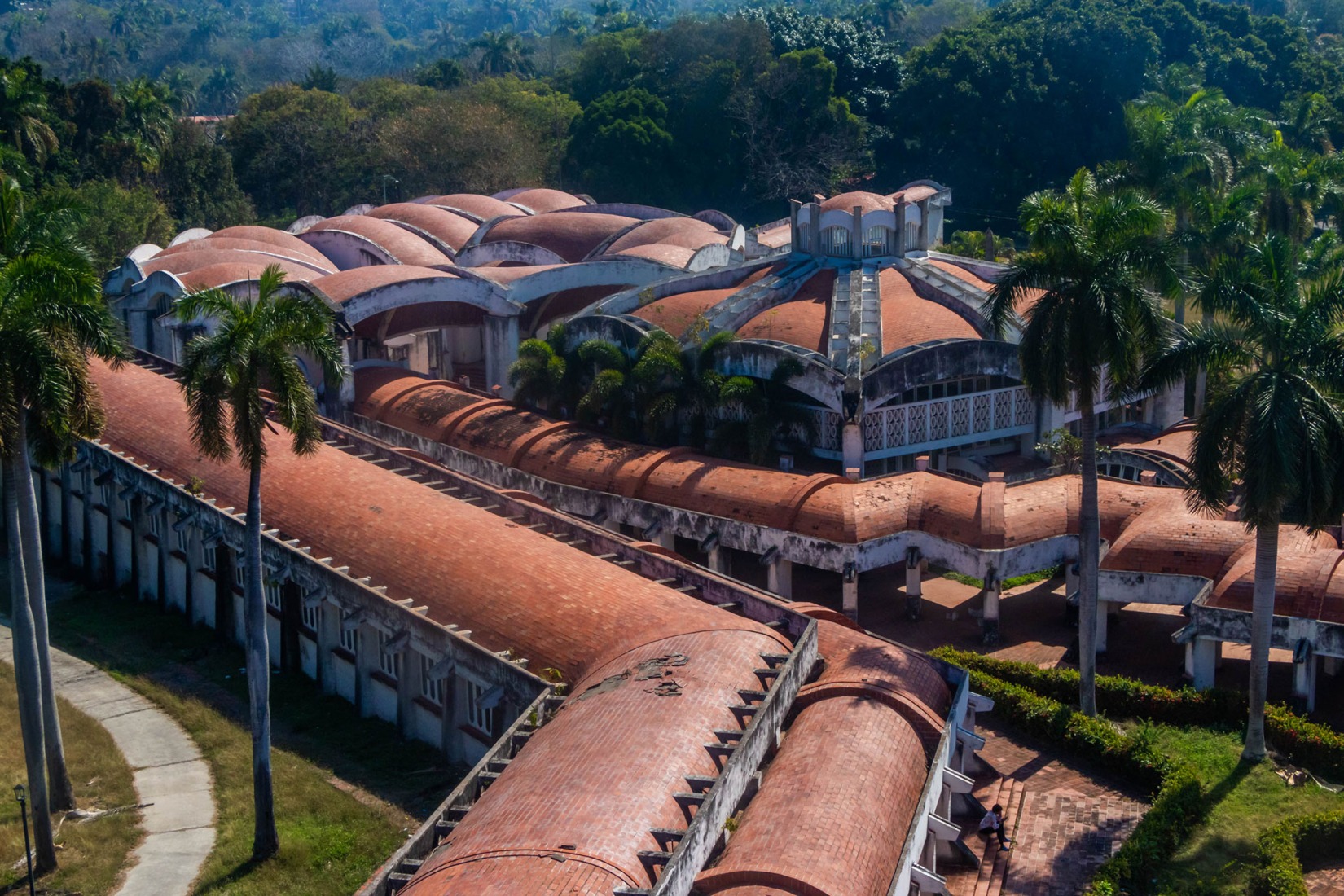 Vista aérea de la escuela por Ricardo Porro, 1965. Fotografía por Valiente Pascual, Rafael.