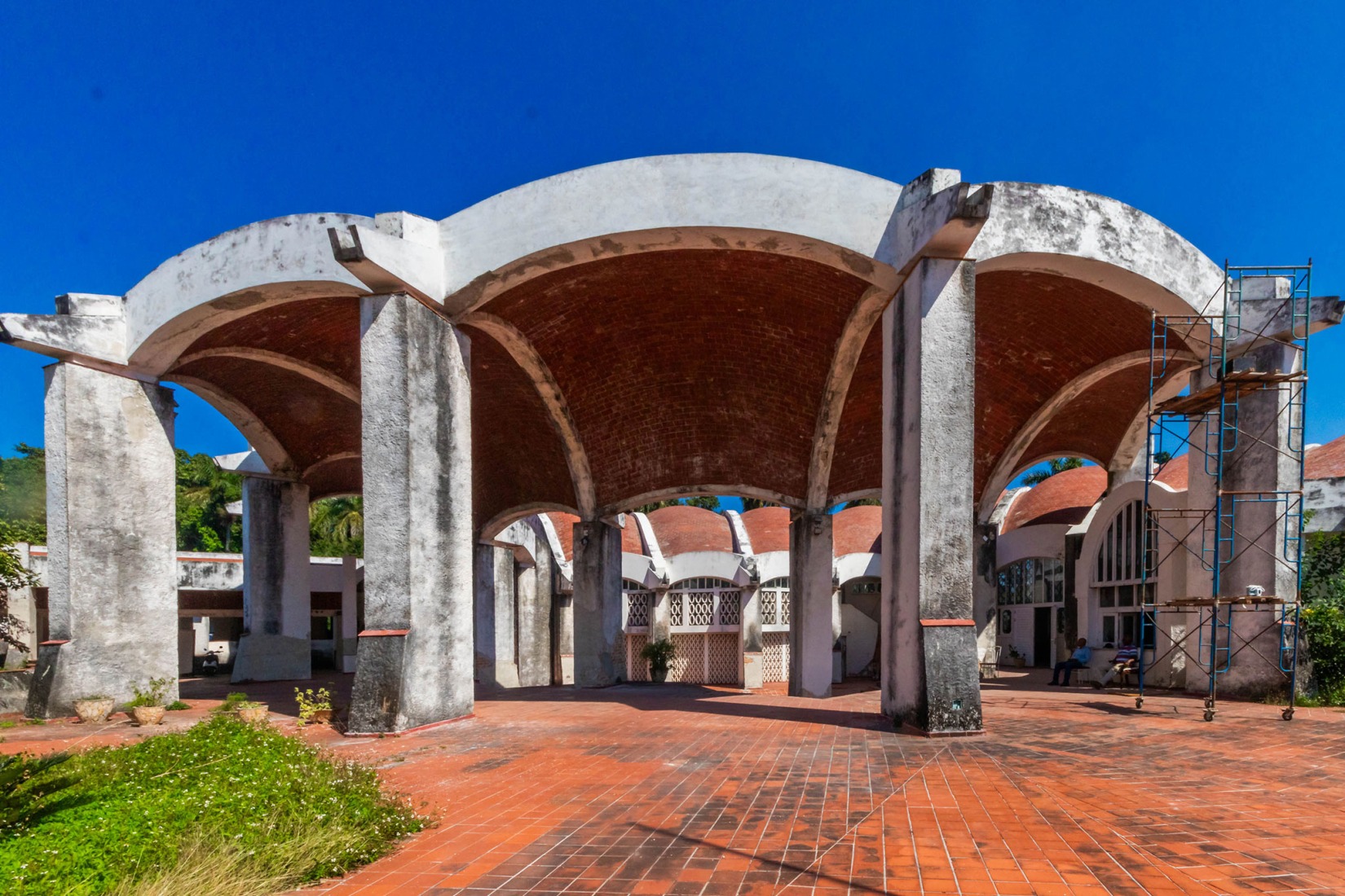 Acceso principal de la escuela por Ricardo Porro, 1965. Fotografía por Valiente Pascual, Rafael.