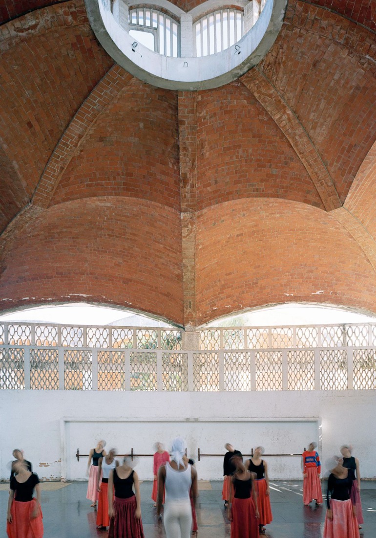 Interior de un salón de danza. Fotografía por Åke E:son Lindman. Tomada de Porro, Ricardo; Garatti, Vittorio; Gottardi, Roberto. National Art Schools of Cuba (reportaje de Åke E:son Lindman).