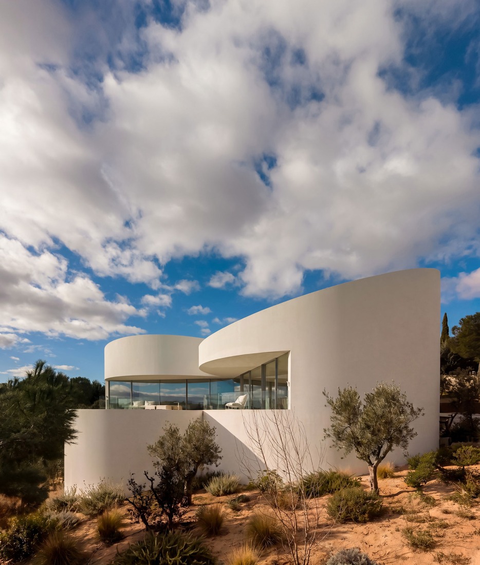 House in Las Rozas by Fran Silvestre Arquitectos. Photograph by Fernando Guerra.