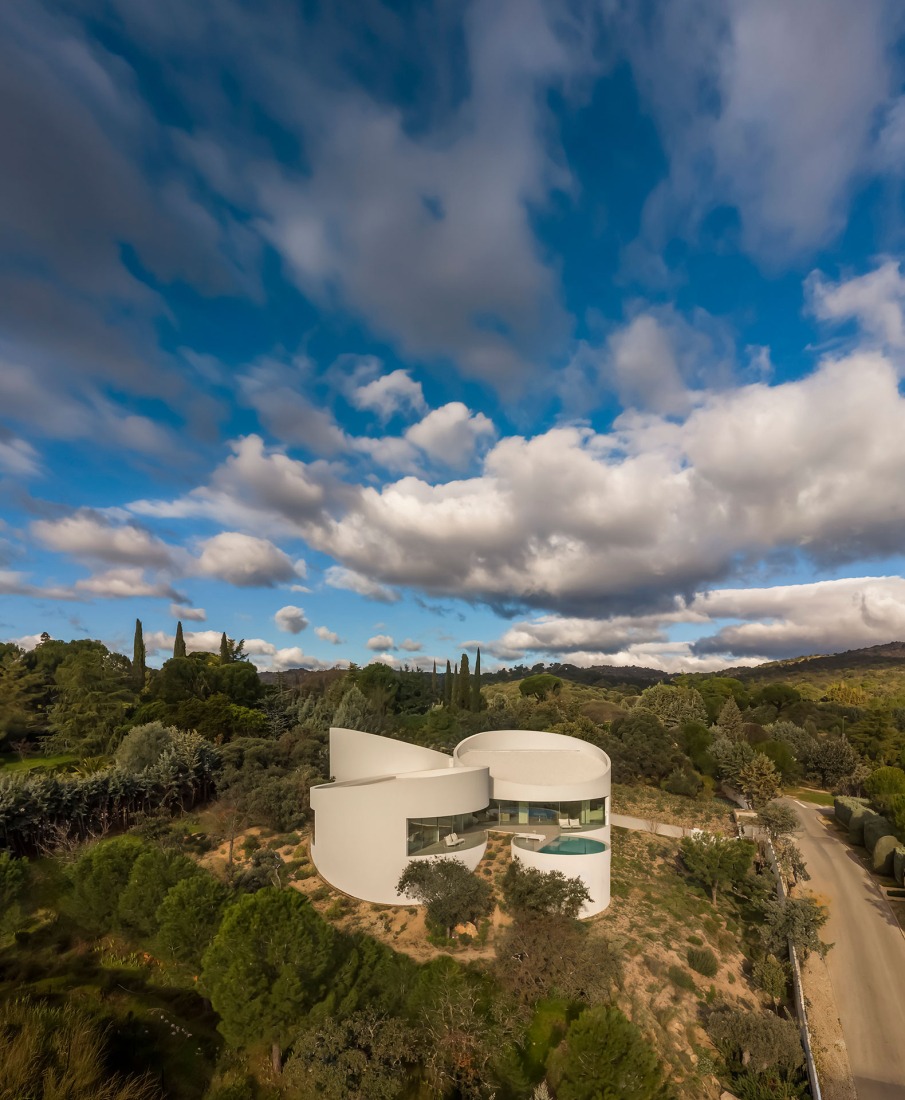 House in Las Rozas by Fran Silvestre Arquitectos. Photograph by Fernando Guerra.