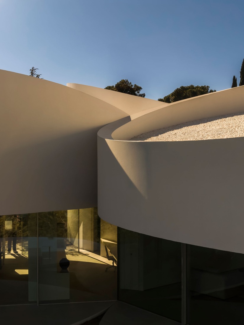 House in Las Rozas by Fran Silvestre Arquitectos. Photograph by Fernando Guerra.