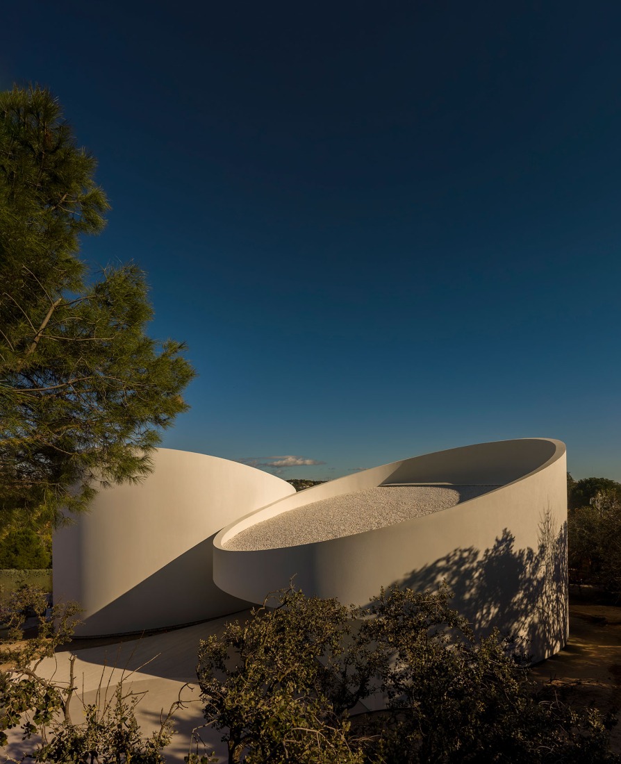 House in Las Rozas by Fran Silvestre Arquitectos. Photograph by Fernando Guerra.