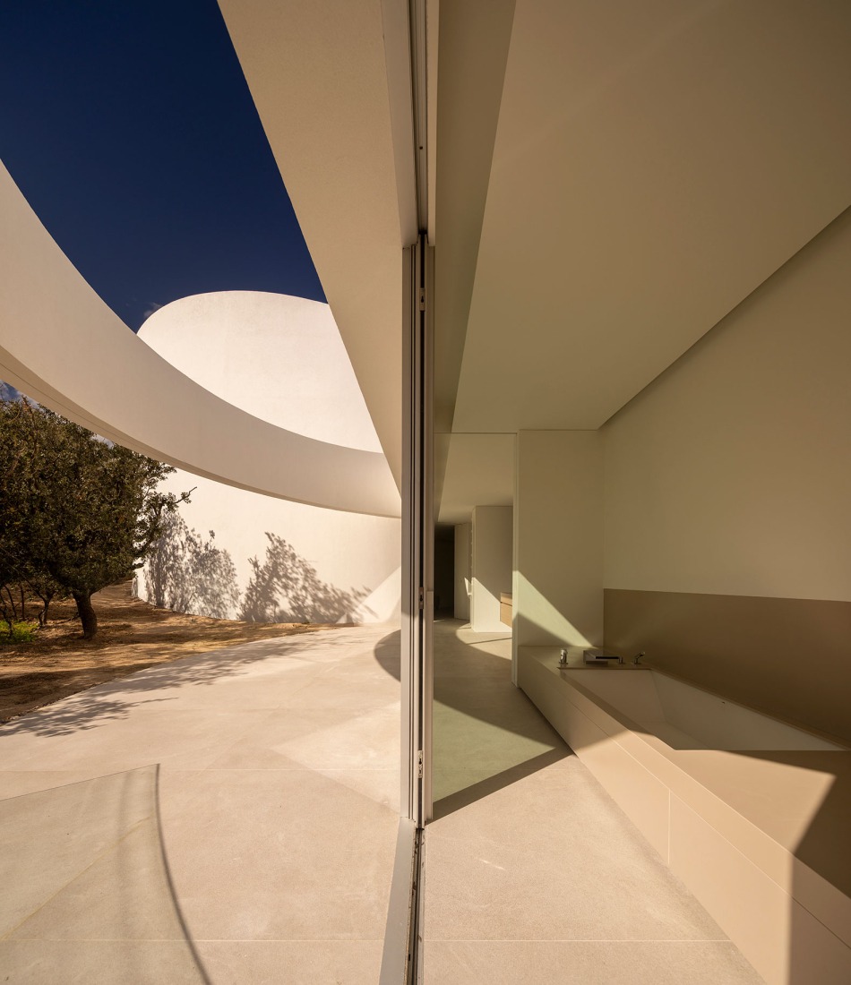 House in Las Rozas by Fran Silvestre Arquitectos. Photograph by Fernando Guerra.