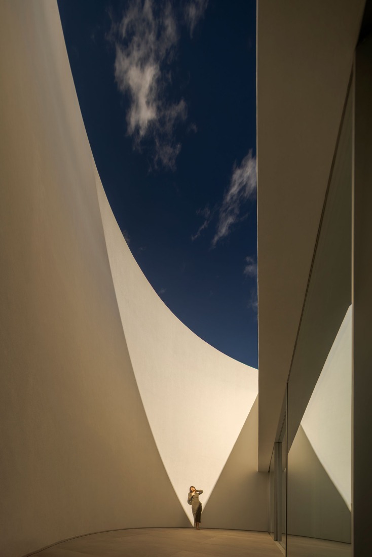 House in Las Rozas by Fran Silvestre Arquitectos. Photograph by Fernando Guerra.
