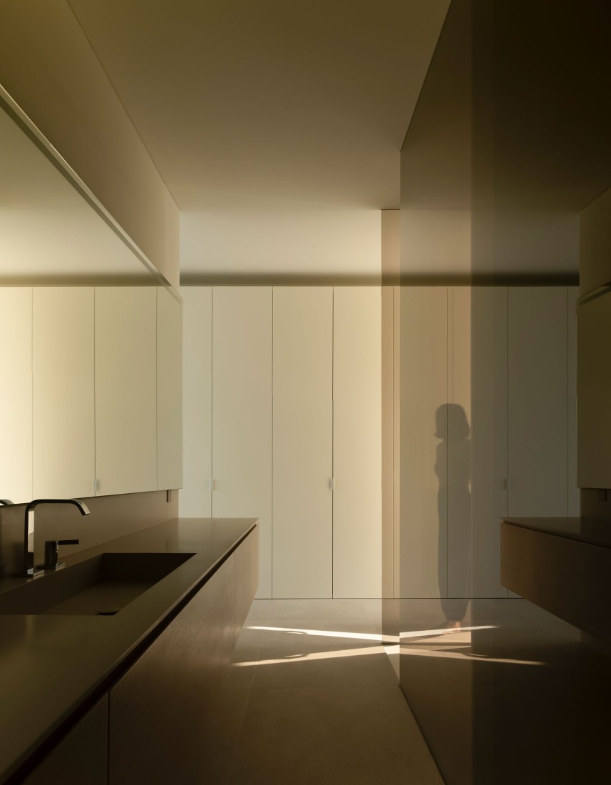 House in Las Rozas by Fran Silvestre Arquitectos. Photograph by Fernando Guerra.