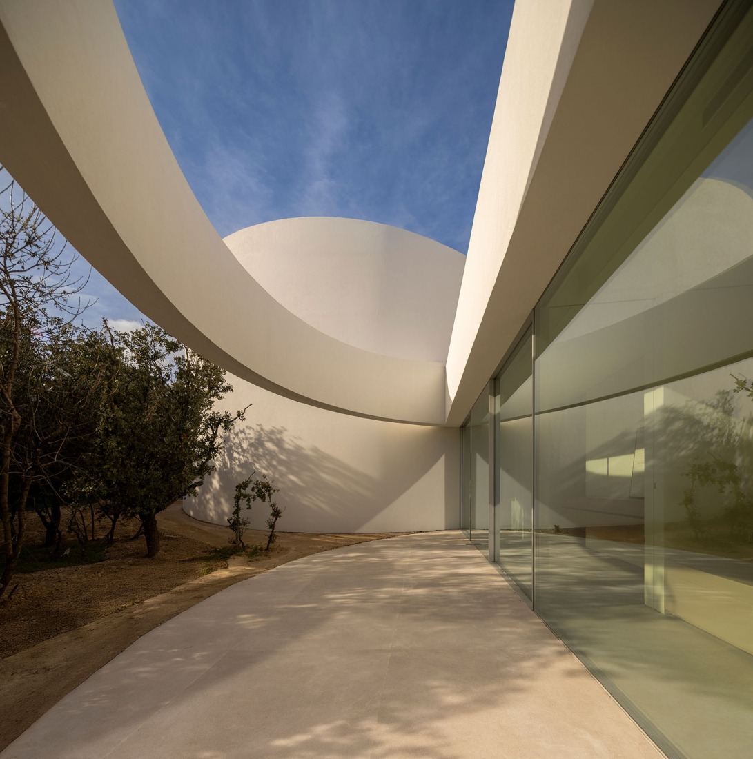 House in Las Rozas by Fran Silvestre Arquitectos. Photograph by Fernando Guerra.
