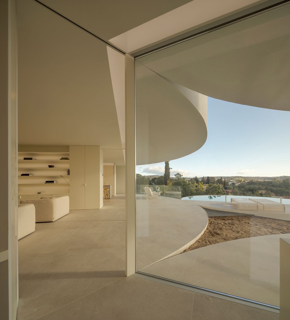 House in Las Rozas by Fran Silvestre Arquitectos. Photograph by Fernando Guerra.
