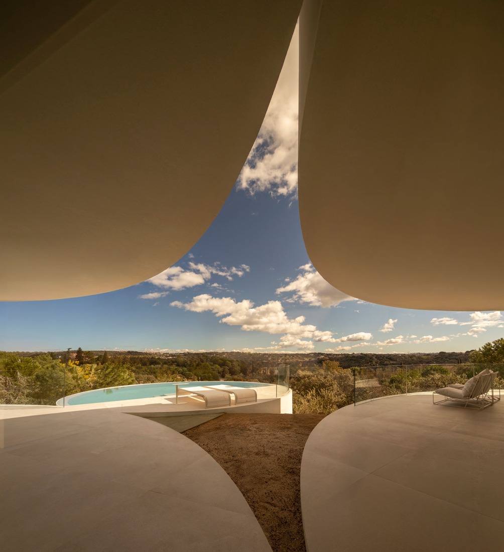 House in Las Rozas by Fran Silvestre Arquitectos. Photograph by Fernando Guerra.