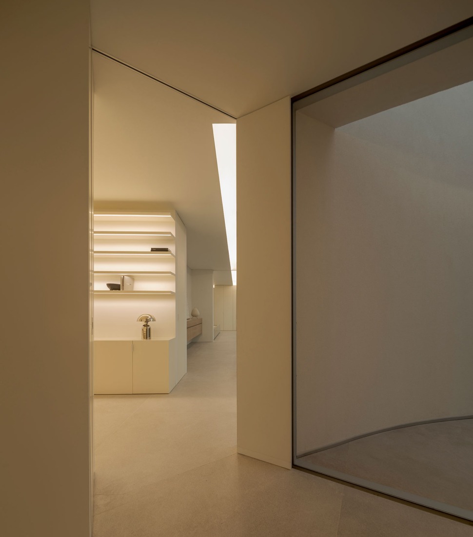 House in Las Rozas by Fran Silvestre Arquitectos. Photograph by Fernando Guerra.