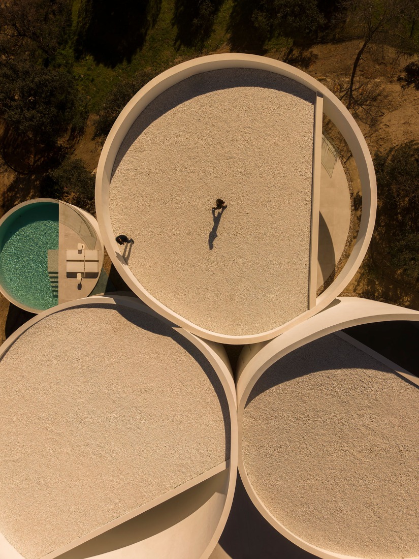 House in Las Rozas by Fran Silvestre Arquitectos. Photograph by Fernando Guerra.