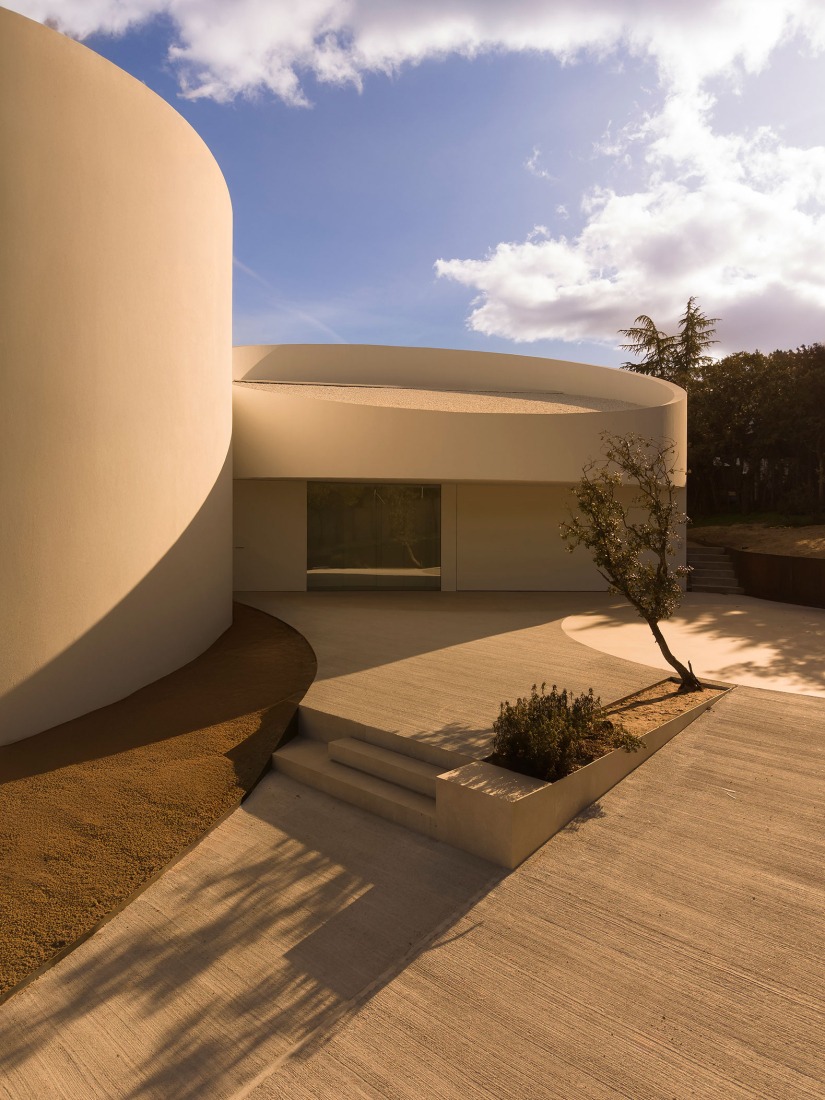 House in Las Rozas by Fran Silvestre Arquitectos. Photograph by Fernando Guerra.
