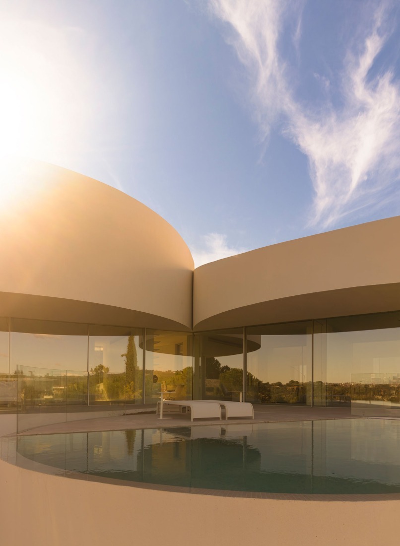 House in Las Rozas by Fran Silvestre Arquitectos. Photograph by Fernando Guerra.