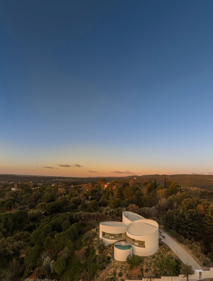 House in Las Rozas by Fran Silvestre Arquitectos. Photograph by Fernando Guerra.