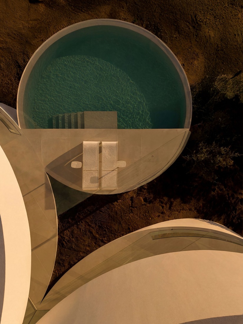 House in Las Rozas by Fran Silvestre Arquitectos. Photograph by Fernando Guerra.