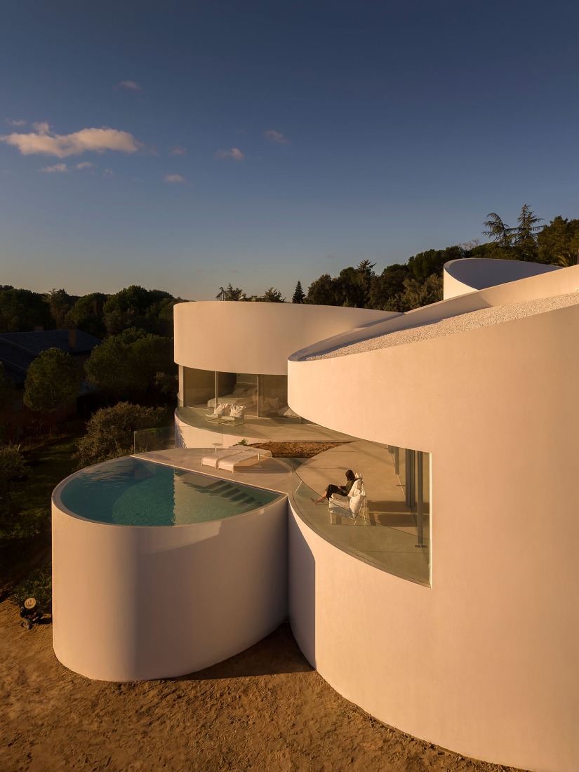 House in Las Rozas by Fran Silvestre Arquitectos. Photograph by Fernando Guerra.