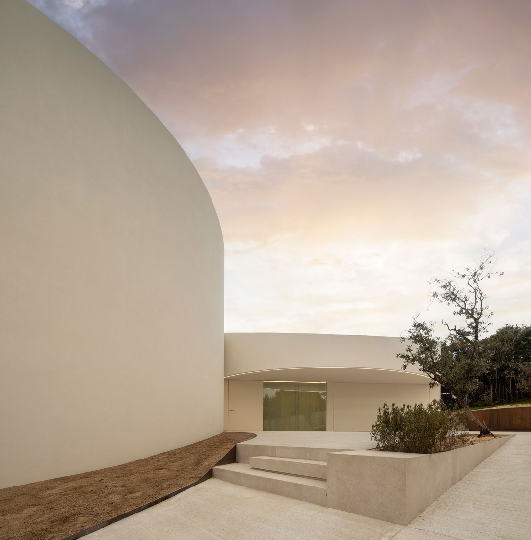 House in Las Rozas by Fran Silvestre Arquitectos. Photograph by Fernando Guerra.