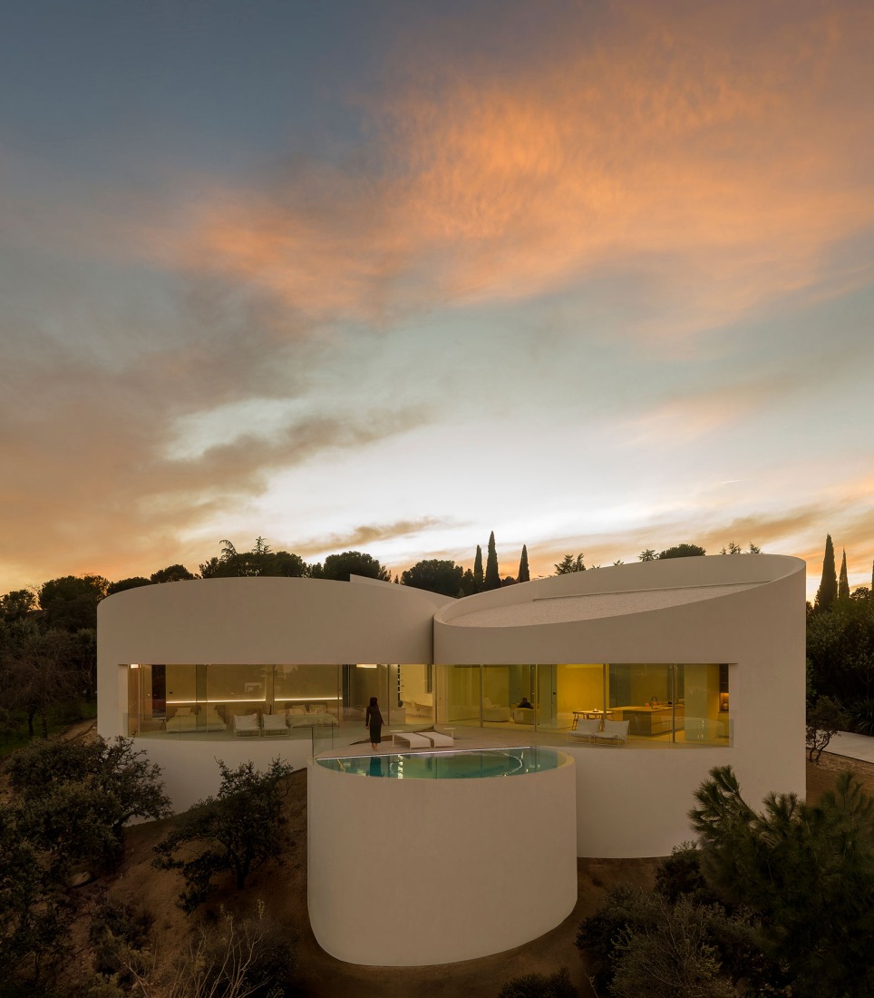 House in Las Rozas by Fran Silvestre Arquitectos. Photograph by Fernando Guerra.