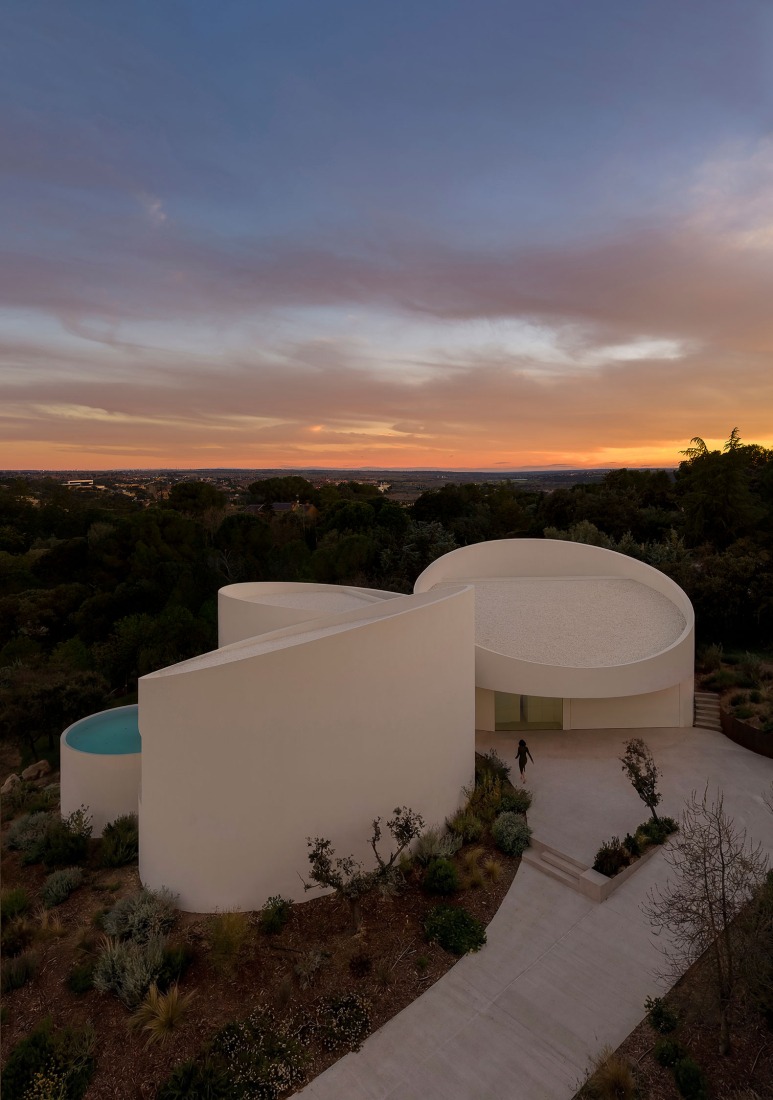 House in Las Rozas by Fran Silvestre Arquitectos. Photograph by Fernando Guerra.
