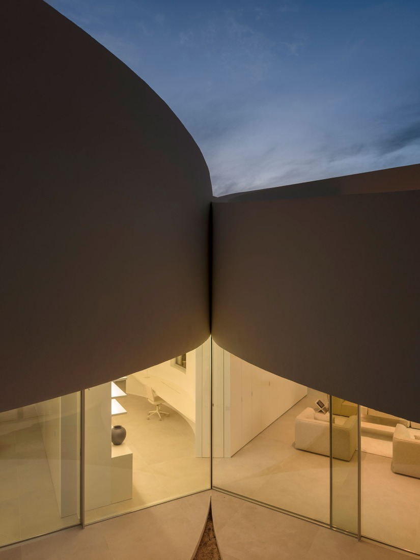 House in Las Rozas by Fran Silvestre Arquitectos. Photograph by Fernando Guerra.