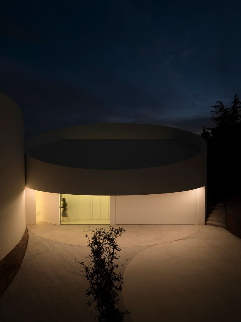 House in Las Rozas by Fran Silvestre Arquitectos. Photograph by Fernando Guerra.
