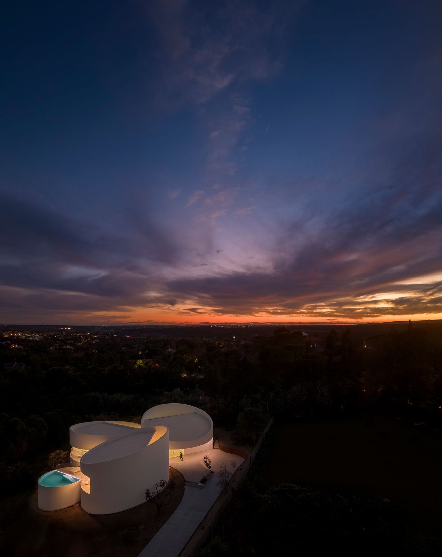 House in Las Rozas by Fran Silvestre Arquitectos. Photograph by Fernando Guerra.