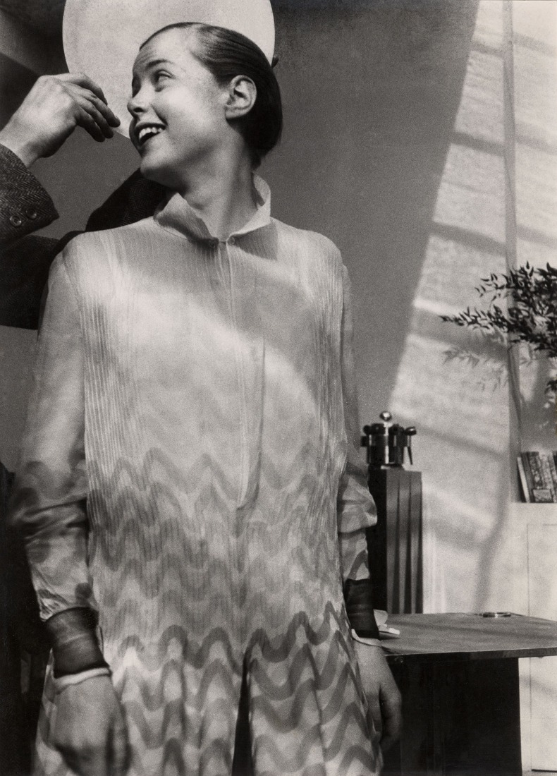 Charlotte Perriand con las manos de Le Corbusier sosteniendo un plato a modo de aureola, 1928. Fotografía por Pierre Jeanneret. Archives Charlotte Perriand, 2026. Cortesía de Pierre Jeanneret, VEGAP, Barcelona, 2026.
