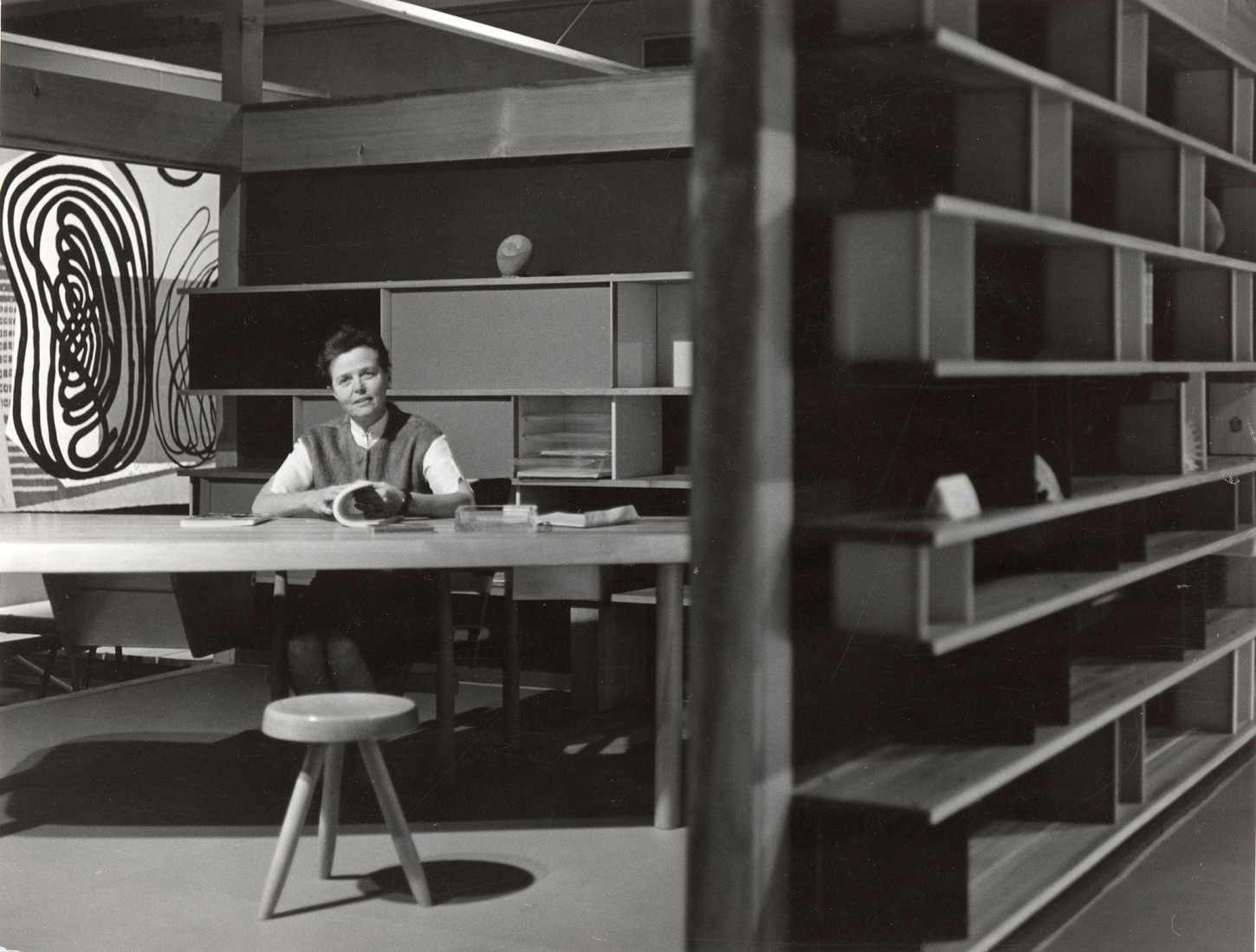 Charlotte Perriand posa para la prensa en la exposición Propuesta de una síntesis de las artes, grandes almacenes Takashima, Tokio, 1955. Fotógrafo desconocido. Cortesía de Archives Charlotte Perriand, 2026. VEGAP, Barcelona 2026.
