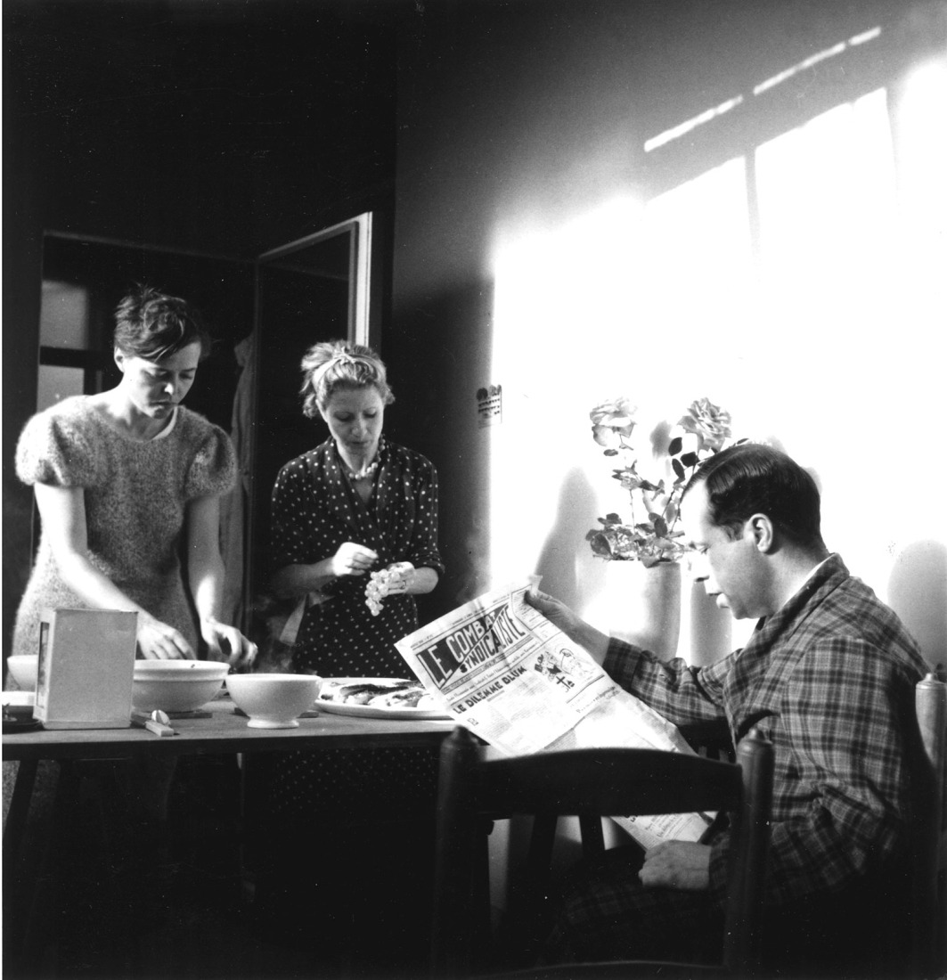 Charlotte Perriand, Moncha Longás y Josep Lluís Sert leyendo el artículo «Le dilemme Blum», en el periódico anarquista Le Combat syndicaliste, 1936. Fotografía por Pierre Jeanneret. Archives Charlotte Perriand, 2026. Cortesía de Pierre Jeanneret, VEGAP, Barcelona, 2026.