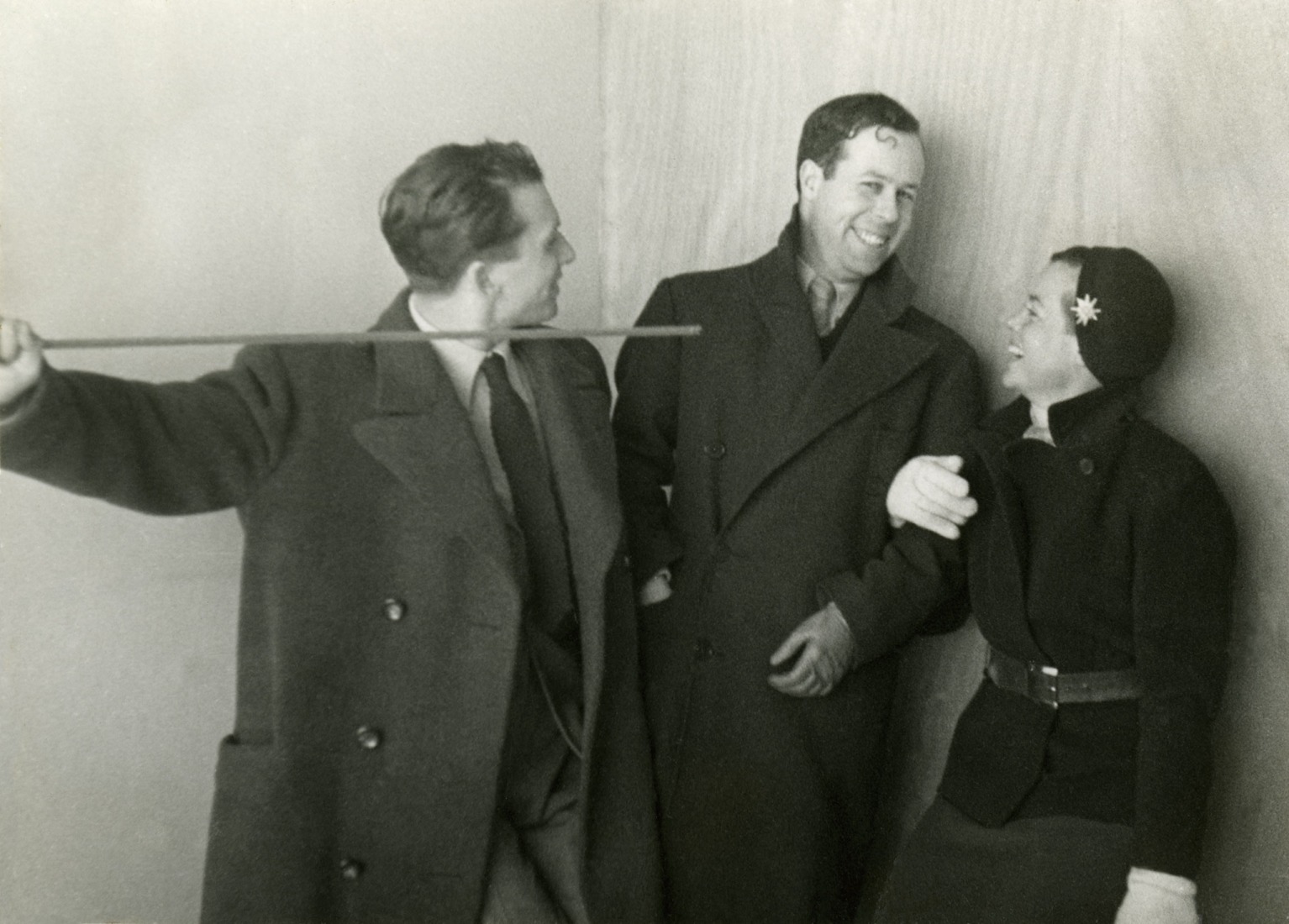 Ernest Weissmann, Josep Lluís Sert y Charlotte Perriand, 1937. Fotografía por Pierre Jeanneret. Archives Charlotte Perriand, 2026. Cortesía de Pierre Jeanneret, VEGAP, Barcelona, 2026.