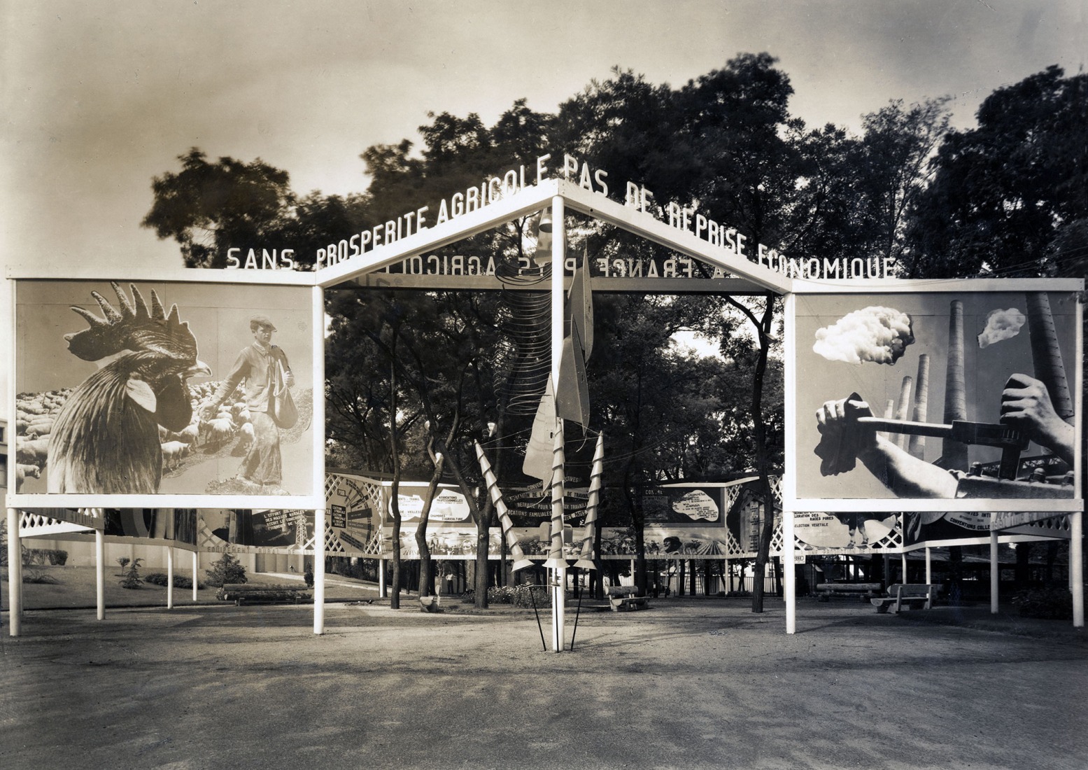Charlotte Perriand, Fernand Léger, Pabellón del Ministerio de Agricultura. Eslogan sobre la entrada: «Sin prosperidad agrícola, no hay recuperación económica». Imágenes de la entrada: La Francia agrícola y La Francia industrial, 1937. Fotografía por François Kollar. Cortesía de Archives Charlotte Perriand.