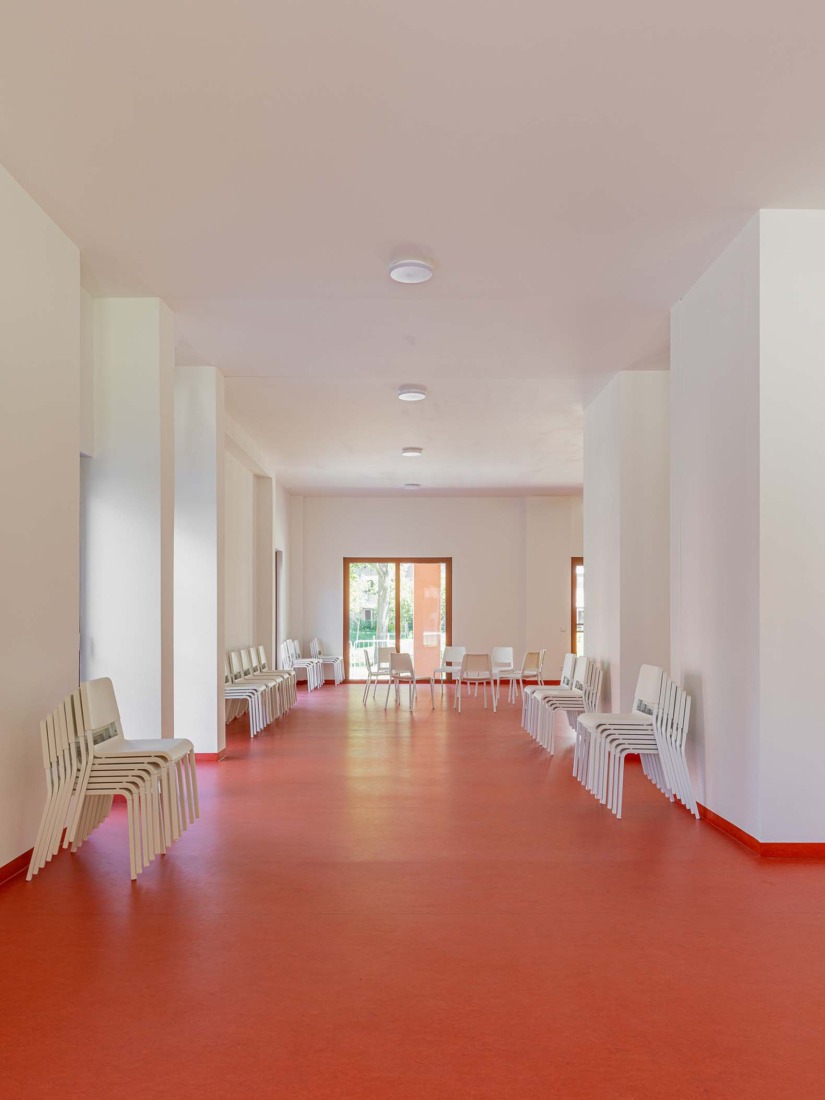 «ATT - Red Emma» por Gerner Gerner Plus + AllesWirdGut. Fotografía por Tschinkersten.