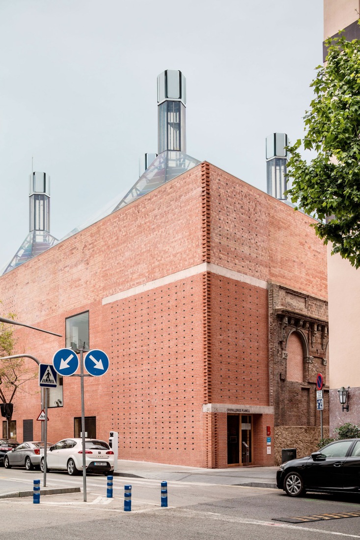 Cristalleries Planell Civic Center by H Arquitectes. Photograph by Adrià Goula.