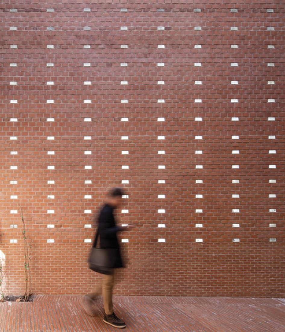 Cristalleries Planell Civic Center by H Arquitectes. Photograph by Adrià Goula.